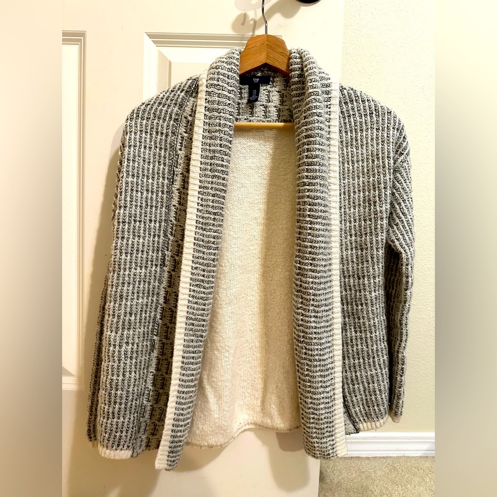 Gap sweater